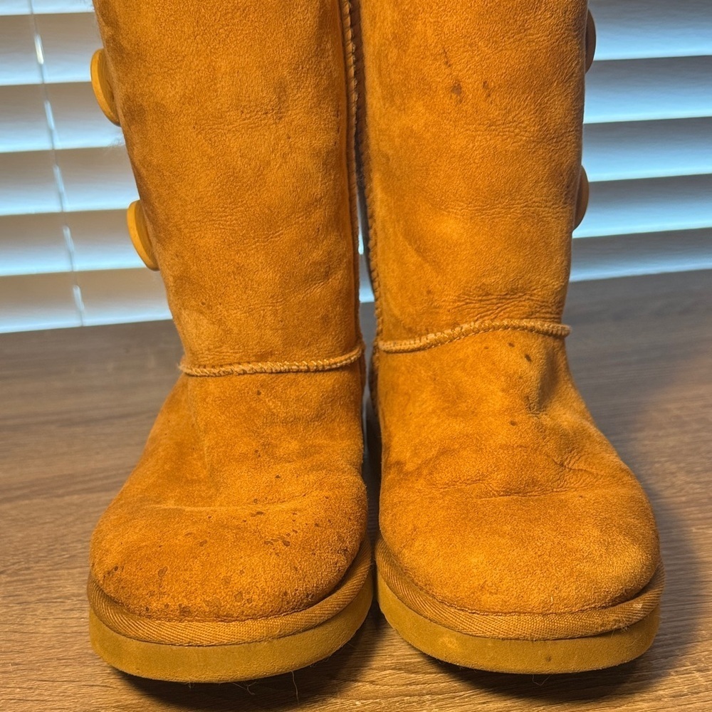 UGG Women’s Boots 1873 Bailey Triple Button Suede Size 7. - Picture 8 of 9
